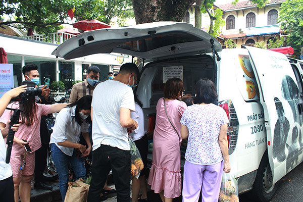 Trong lúc trò chuyện, ông Đoàn Ngọc Hải được những người đồng bào H’Mông này cho biết cả nửa tháng nay ngồi bán cả ngày có hôm không được nổi 10 ngàn đồng vì trên đường không có khách du lịch.