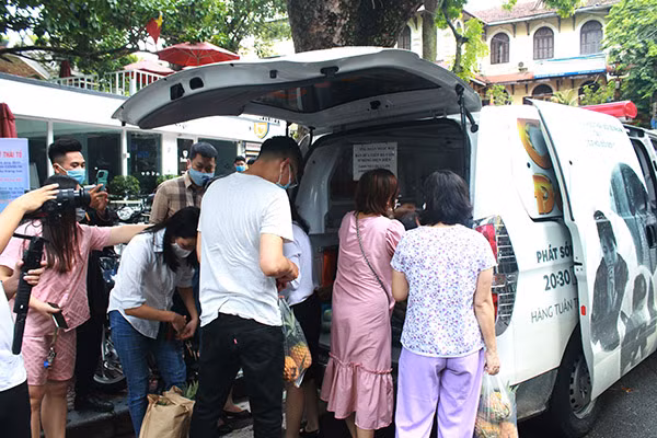 Trong lúc trò chuyện, ông Đoàn Ngọc Hải được những người đồng bào H’Mông này cho biết cả nửa tháng nay ngồi bán cả ngày có hôm không được nổi 10 ngàn đồng vì trên đường không có khách du lịch.