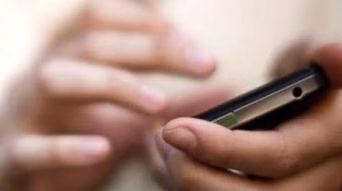  Nữ sinh mất hơn 800 triệu đồng sau cú điện thoại với CSGT "dởm": Chị Nguyễn T.N.Y. (24 tuổi, sinh viên một trường đại học, tạm trú quận Liên Chiểu, Đà Nẵng) bị một người tự xưng là CSGT, và được yêu cầu soạn tin với nội dung TCB HUI SMART OTP gửi đến số 8049. Sau đó, tìa khoản của nữ sinh liên tục bị trừ tiền đến hơn 800 triệu đồng. Ngày 16/6, Công an TP Đà Nẵng cho biết đang điều tra, làm rõ. 