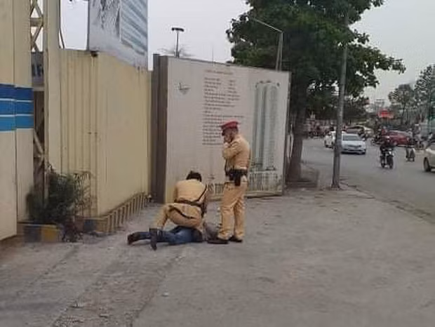  Tài xế say rượu lăng mạ và đấm thẳng mặt thượng úy CSGT: Chiều 15/3, Tổ công tác Đội CSGT đường bộ số 7 (Phòng CSGT, Công an TP. Hà Nội) làm nhiệm vụ thì phát hiện tài xế Phạm Xuân B., (42 tuổi, ở Thanh Hóa điều khiển xe mô tô có biểu hiện sử dụng rượu, bia. Ông B. xin bỏ qua vi phạm nhưng bất thành, liền dùng lời lẽ thô tục chửi bới, lăng mạ CSGT. Bất ngờ, ông B. vung tay đấm mạnh vào mặt một thượng uý CSGT khiến vỡ mắt kính, sưng đỏ vùng mặt. Công an đã khống chế B. đưa về trụ sở Công an phường Đại Mỗ, quận Nam Từ Liêm để giải quyết theo quy định. 