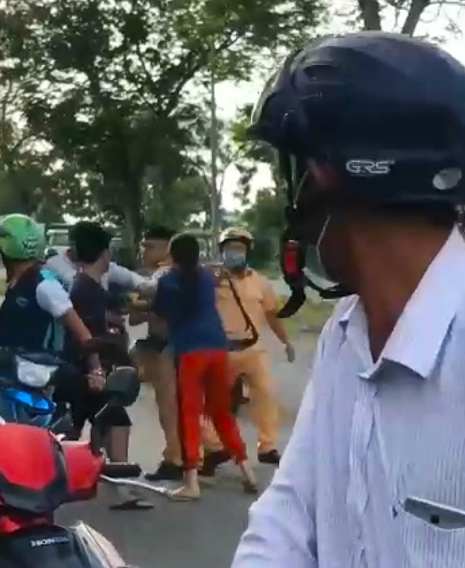  Tấn công CSGT để giải thoát cho người nhà vi phạm giao thông: Chiều 1/12/2020, Trần Hoàng An (SN 1994, quê Bạc Liêu) nhậu say, đi xe ngược chiều, không mũ bảo hiểm ở huyện Bình Chánh, TP HCM. Khi bị CSGT yêu cầu dừng xe An đã lớn tiếng và đánh CSGT. Chưa dừng lại, người nhà An khi hay tin đã kéo ra tấn công tổ CSGT để giải cứu cho An. Sau khi xảy ra sự việc trên, Công an huyện Bình Chánh đã triệu tập một nhóm người có liên quan để xử lý theo quy định của pháp luật. 