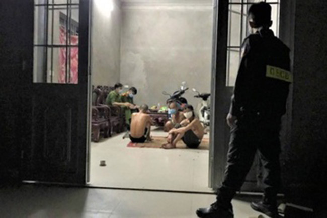  Tụ tập ăn uống trong đêm, 3 người bị phạt 45 triệu: Ngày 15/6, UBND huyện Yên Dũng, tỉnh Bắc Giang đã ra quyết định xử phạt ông T.V.C. (37 tuổi), T.V.Q. (35 tuổi) và L.V.C. (33 tuổi, đều ở xã Tiền Phong, huyện Yên Dũng) mỗi người 15 triệu đồng về hành vi Không thực hiện quyết định áp dụng biện pháp hạn chế tập trung đông người hoặc tạm đình chỉ hoạt động kinh doanh, dịch vụ tại nơi công cộng. Trước đó, 3 người này tổ chức ăn uống tại nhà ông T.V.C. 