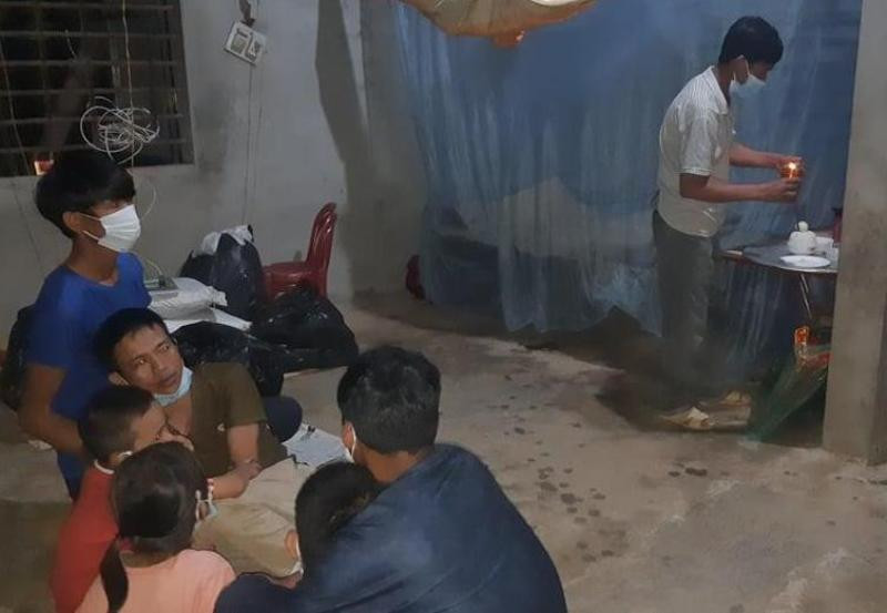 Bơm nước tắm, người phụ nữ bị điện giật tử vong: Tối 14/6, trong khi cắm phích điện vào ổ cắm để bơm nước vào bồn tắm tại nhà riêng của mình, chị Trần Thị Ng. (SN 1993, trú thôn Tân Cầu, xã Lâm Hợp (huyện Kỳ Anh) bị điện giật tử vong. Tại hiện trường, người phụ nữ xấu số nằm dưới nền chái phía sau hè nhà được quây lại làm nhà tắm, bên cạnh là chiếc bồn chứa nước đã hết cùng với 1 chiếc máy bơm và chiếc ổ cắm treo lơ lửng.