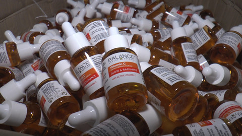 Khi kiểm tra, cơ sở này đang sản xuất mỹ phẩm đóng chai, hàng ngàn chai nhựa, nhãn mác, tem chống hàng giả, nắp chai và thùng bao bì có in tên của nhiều sản phẩm như CHANEL Coco Mademoiselle, Pink Lady,serum Balance Vitamin C… phủ kín căn nhà 3 tầng. 