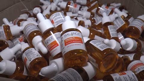 Khi kiểm tra, cơ sở này đang sản xuất mỹ phẩm đóng chai, hàng ngàn chai nhựa, nhãn mác, tem chống hàng giả, nắp chai và thùng bao bì có in tên của nhiều sản phẩm như CHANEL Coco Mademoiselle, Pink Lady,serum Balance Vitamin C… phủ kín căn nhà 3 tầng. 