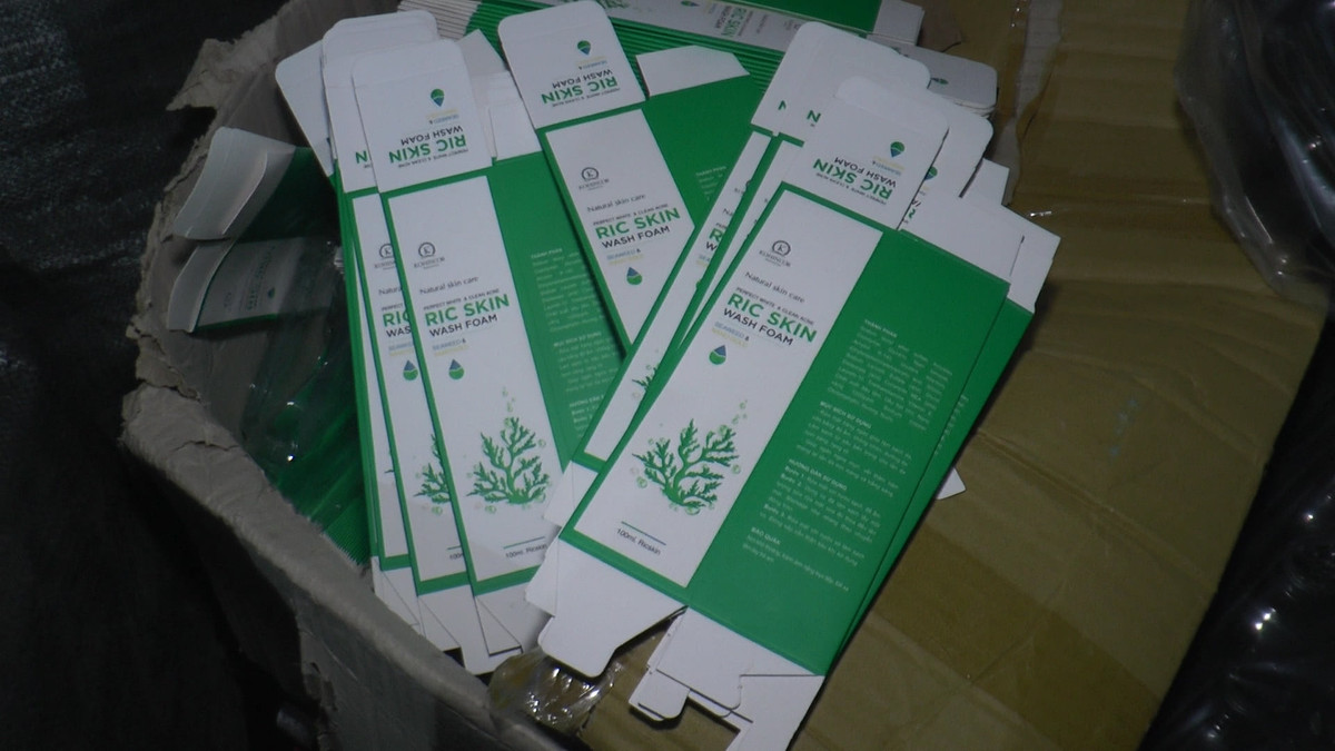 Thống kê tại chỗ, lực lượng chức năng thu giữ gần 10 nghìn chai, lọ sữa tắm, 2.300kg dầu gội đầu không rõ nguồn gốc. 