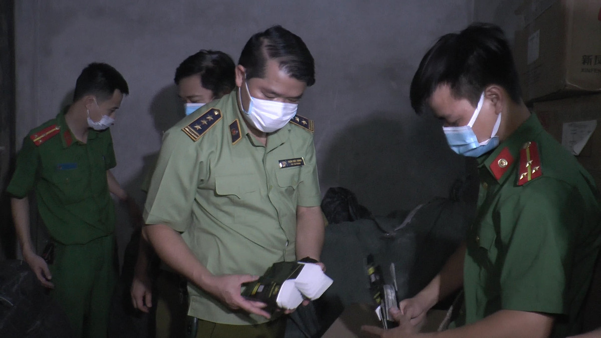 Toàn bộ hàng hóa tại cơ sở không có hóa đơn chứng từ chứng minh nguồn gốc xuất xứ, có dấu hiệu là hàng lậu và giả mạo nhãn hiệu. 