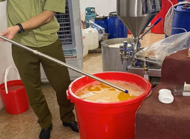 Trong thời gian tới, Đội QLTT số 11 tiếp tục mở rộng đấu tranh, làm rõ số lượng hàng giả, hàng lậu cũng như hành vi vi phạm trong kinh doanh của cơ sở trên để đảm bảo xử lý triệt để, nghiêm khắc, đúng quy định của pháp luật.