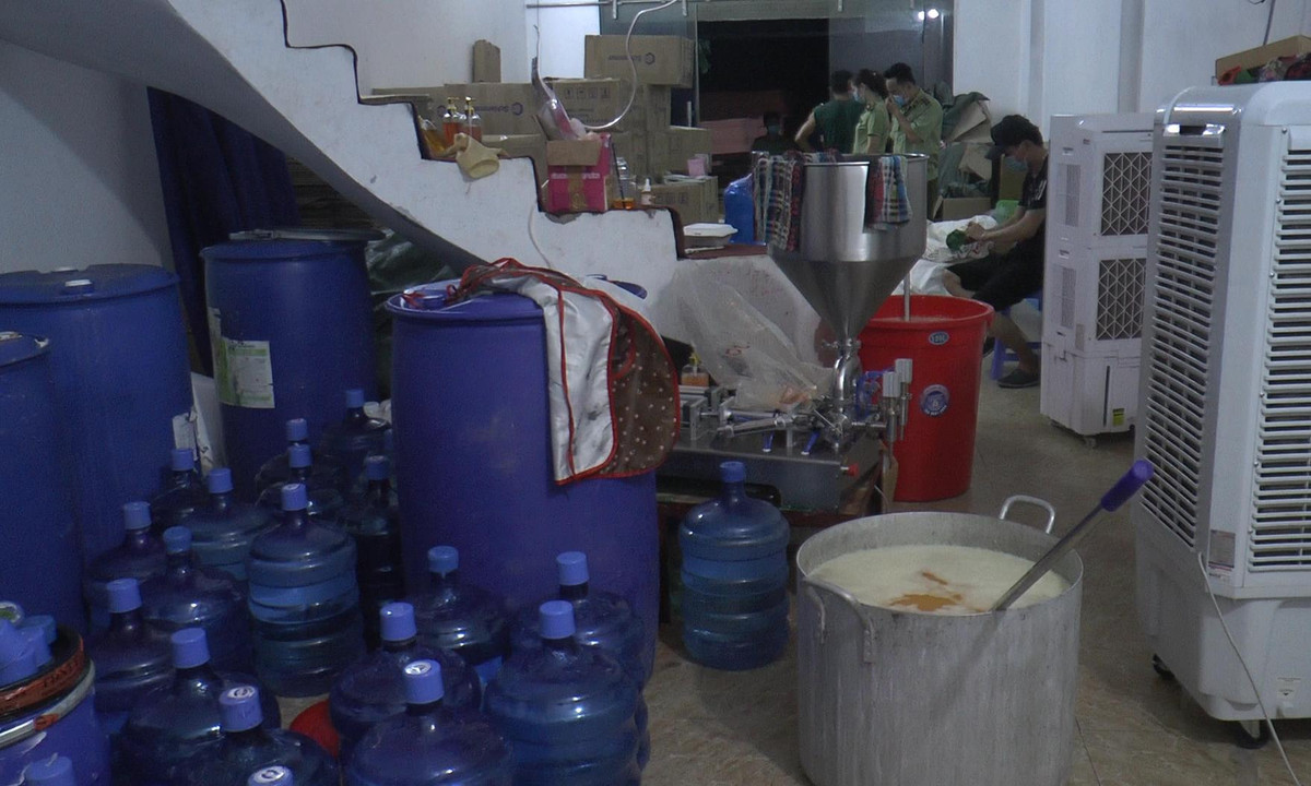 Ngày 17/6, Cục Quản lý thị trường Hà Nội cho biết đã thu giữ gần 10.000 chai, lọ sữa tắm mỹ phẩm không rõ nguồn gốc ở số 46 Tảo Dương, xã Hồng Dương, huyện Thanh Oai, Hà Nội, để xử lý theo pháp luật. 