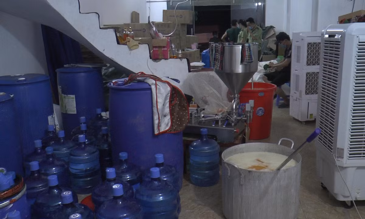 Ngày 17/6, Cục Quản lý thị trường Hà Nội cho biết đã thu giữ gần 10.000 chai, lọ sữa tắm mỹ phẩm không rõ nguồn gốc ở số 46 Tảo Dương, xã Hồng Dương, huyện Thanh Oai, Hà Nội, để xử lý theo pháp luật. 