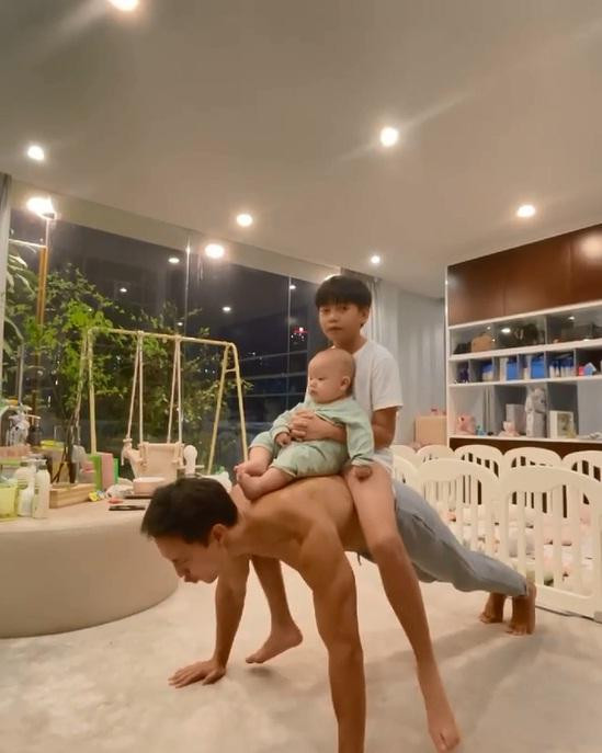 Kim Ly cong 2 con chong day, Subeo chiem spotlight voi 'cap gio me Ha'-Hinh-3