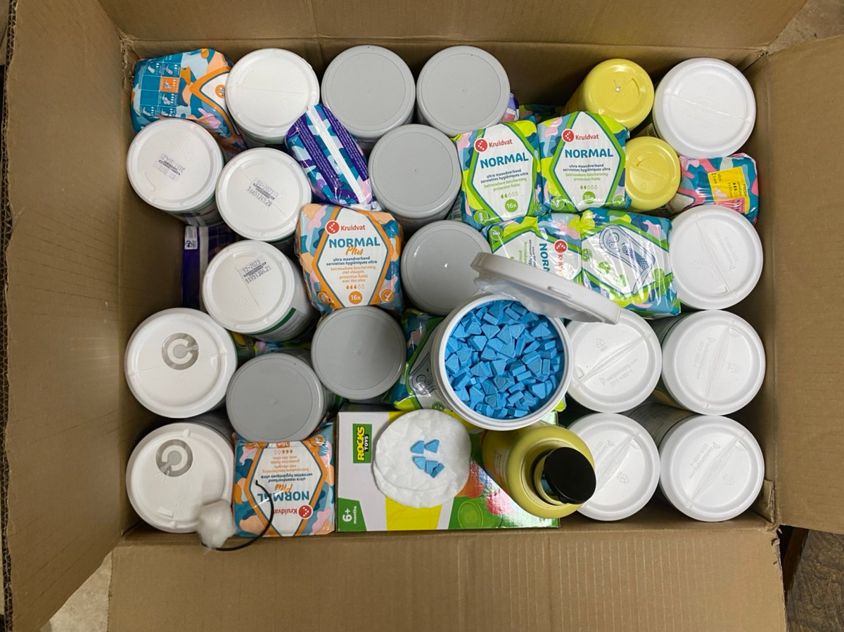 Tại các địa điểm ở TP. HCM, Ban Chuyên án lần lượt bắt quả tang 4 đối tượng đang giao, nhận các kiện hàng bên trong chứa tổng cộng hơn 50kg ma tuý tổng hợp. Mở rộng điều tra, khám xét khẩn cấp chỗ ở của Lê Minh Hoàng (SN 1992, trú tại Quận 8, TP HCM), thu giữ 2,6 kg ma túy.