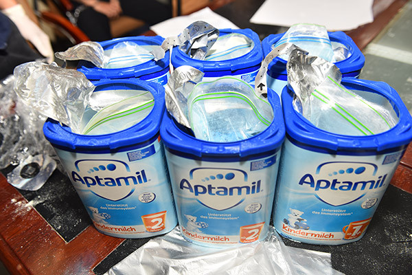 Quá trình điều tra mở rộng giai đoạn 2 của chuyên án, Cục CSĐT tội phạm về ma tuý đã đồng loạt triển khai 6 tổ công tác bắt giữ các đối tượng tại Bình Dương và TP. Hồ Chí Minh. Theo đó, chiều 13/4, tại Bình Dương, Ban Chuyên án bắt quả tang Đặng Văn Vàng (SN 1996; trú tại Nghệ An) đang nhận một kiện hàng bên trong cất giấu 4,1kg ma túy và Nguyễn Duy Thường (SN 1999; trú tại Bình Phước) đang nhận 1 kiện hàng chứa 5 kg ma túy.