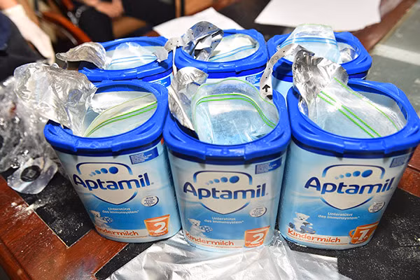 Quá trình điều tra mở rộng giai đoạn 2 của chuyên án, Cục CSĐT tội phạm về ma tuý đã đồng loạt triển khai 6 tổ công tác bắt giữ các đối tượng tại Bình Dương và TP. Hồ Chí Minh. Theo đó, chiều 13/4, tại Bình Dương, Ban Chuyên án bắt quả tang Đặng Văn Vàng (SN 1996; trú tại Nghệ An) đang nhận một kiện hàng bên trong cất giấu 4,1kg ma túy và Nguyễn Duy Thường (SN 1999; trú tại Bình Phước) đang nhận 1 kiện hàng chứa 5 kg ma túy.