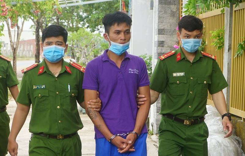  "Thụt" két sắt, cuỗm tài sản gần 200 triệu đồng ở cửa hàng nước giải khát: Phá két sắt trộm tài sản gần 200 triệu đồng ở cửa hàng đại lý nước giải khát thuộc xã Bình Nguyên (huyện Thăng Bình, Quảng Nam) Trần Ngọc Thương (SN 1995, ở Quảng Nam) bỏ trốn ở nhiều nơi Sau 2 tuần lẩn trốn, Thương bị cảnh sát "sờ gáy" khi đang ở một phòng trọ tại Quảng Ngãi. Ngày 11/6, Công an huyện Thăng Bình cho biết đang điều tra, làm rõ vụ việc. 