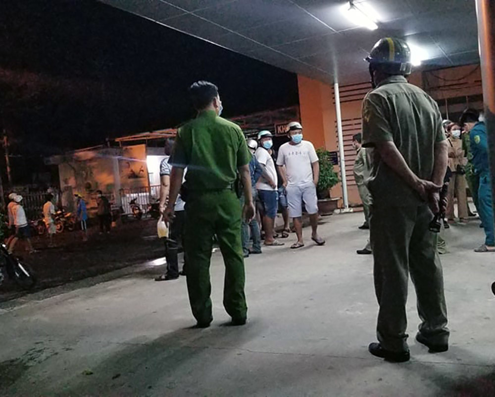  Xông vào khoa cấp cứu chém người loạn xạ: Khuya 10/6, N.V.L. (25 tuổi), được hai người bạn đưa vào cấp cứu, với vết thương ở lưng. Không lâu sau, Trần Tấn Phúc (30 tuổi, ở TP Sa Đéc, Đồng Tháp) bất ngờ cầm hung khí xông vào Bệnh viện Sa Đéc. cầm hung khí chém loạn xạ, khiến hai người bạn đi cùng với L. bị thương. Còn L. sau đó đã tử vong với vết thương ở lưng. Gây án xong, thủ phạm rời khỏi hiện trường. Ngày 11/6, Công an tỉnh Đồng Tháp đang tạm giữ Phúc để điều tra.