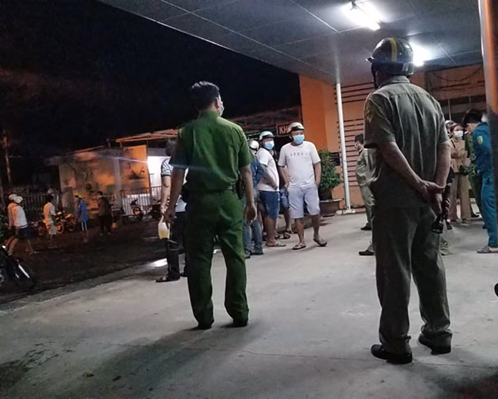  Xông vào khoa cấp cứu chém người loạn xạ: Khuya 10/6, N.V.L. (25 tuổi), được hai người bạn đưa vào cấp cứu, với vết thương ở lưng. Không lâu sau, Trần Tấn Phúc (30 tuổi, ở TP Sa Đéc, Đồng Tháp) bất ngờ cầm hung khí xông vào Bệnh viện Sa Đéc. cầm hung khí chém loạn xạ, khiến hai người bạn đi cùng với L. bị thương. Còn L. sau đó đã tử vong với vết thương ở lưng. Gây án xong, thủ phạm rời khỏi hiện trường. Ngày 11/6, Công an tỉnh Đồng Tháp đang tạm giữ Phúc để điều tra.