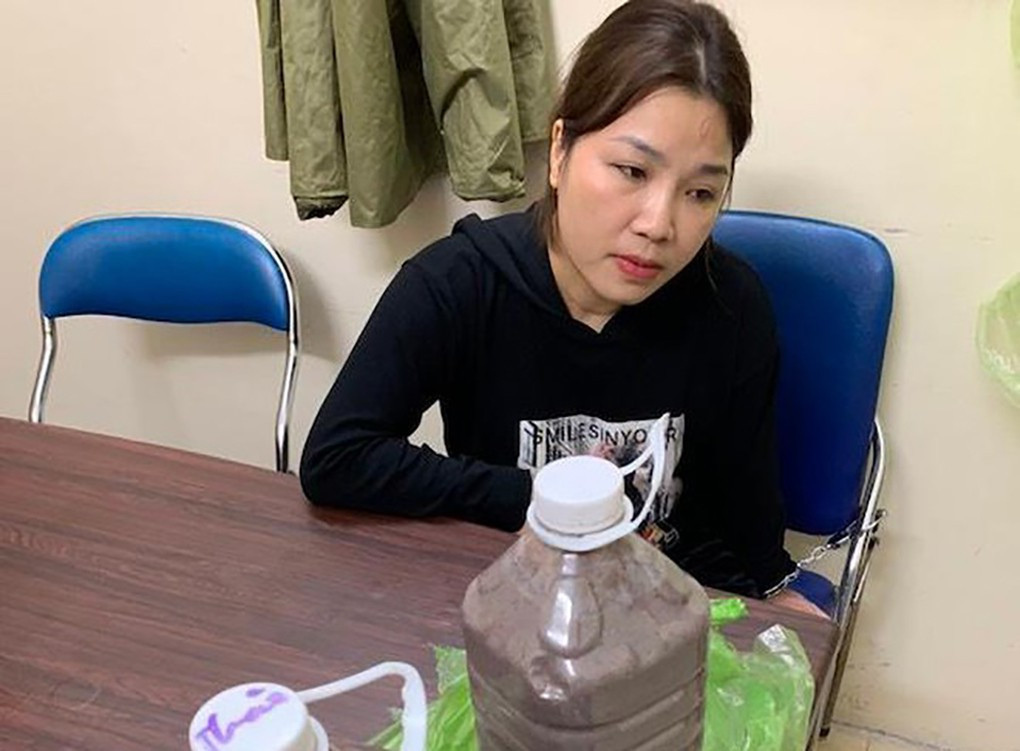  Giấu ma tuý trong hai can mắm tôm: Ngày 19/3/2021, Vũ Thị L., (36 tuổi) cùng Hoàng Xuân H., (60 tuổi) bị Công an TP Hà Nội tạm giữ hình sự để làm rõ hành vi mua bán trái phép chất ma tuý thông qua giao dịch online. Thời điểm đơn vị nghiệp vụ bắt quả tang là lúc L. mang theo bốn túi nilon đựng 2 kg ma tuý Methamphetamine để trong hai can nhựa mắm tôm. 