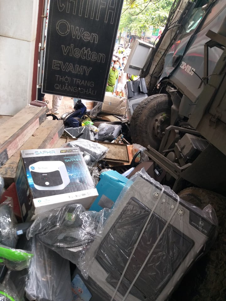 Tài xế Pháp nói: "Số tiền tôi nhận được đã có thể lo liệu được mọi việc trước mắt nên tôi xin dừng nhận tiền hỗ trợ của mọi người. Các nhà hảo tâm, mọi người có thể ủng hộ, giúp đỡ những trường hợp khó khăn hơn tôi. Được mọi người giúp đỡ như thế này đã vượt xa so với mong đợi, suy nghĩ của tôi. Xin cảm ơn tất cả mọi người những mạnh thường quân trên cả nước với tấm lòng chân thành, kính trọng vô hạn..."