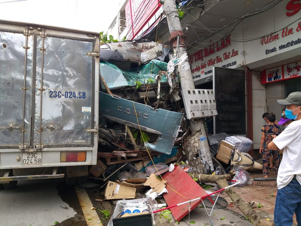 Khi đánh lái gấp sang bên phụ bên trái đường thì ở vỉa hè có những nắp cống nên chiếc xe lao lên nắp cống và sập xuống. Lúc này, anh Pháp bị bật khỏi vô lăng và lưng với đầu đập vào ghế phụ bên phải. Sau đó, chiếc xe hoàn toàn bị mất lái và trượt dài khoảng gần 200 mét. Bước đầu xác định thiệt hại gồm 13 xe máy, nhiều tủ lạnh, máy lạnh, máy lọc nước, 2 cửa cuốn, 2 cửa kính thủy lực và một cột điện 220KV. Thiệt hại ban đầu ước tính khoảng 800 - 900 triệu. 