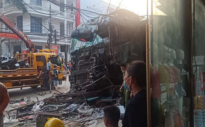 "Mọi người đã giúp đỡ mình quá sức tưởng tượng, nếu nhận nhiều thêm nữa thì lương tâm mình áy náy lắm bởi ân tình là thứ không trả được. Người ta thương mình, cho tiền mình không phải vì nhiều tiền mà vì họ quý mình hơn tiền của họ. Có những người từ rất xa, không hề quen biết đến tận nơi giúp đỡ nhìn thấy mình từ cửa, họ bật khóc rồi 2 chị em ôm nhau khóc, tấm chân tình của mọi người mình không biết làm gì để báo đáp...." - Nam tài xế nghẹn ngào nói.