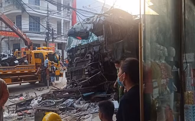 "Mọi người đã giúp đỡ mình quá sức tưởng tượng, nếu nhận nhiều thêm nữa thì lương tâm mình áy náy lắm bởi ân tình là thứ không trả được. Người ta thương mình, cho tiền mình không phải vì nhiều tiền mà vì họ quý mình hơn tiền của họ. Có những người từ rất xa, không hề quen biết đến tận nơi giúp đỡ nhìn thấy mình từ cửa, họ bật khóc rồi 2 chị em ôm nhau khóc, tấm chân tình của mọi người mình không biết làm gì để báo đáp...." - Nam tài xế nghẹn ngào nói.