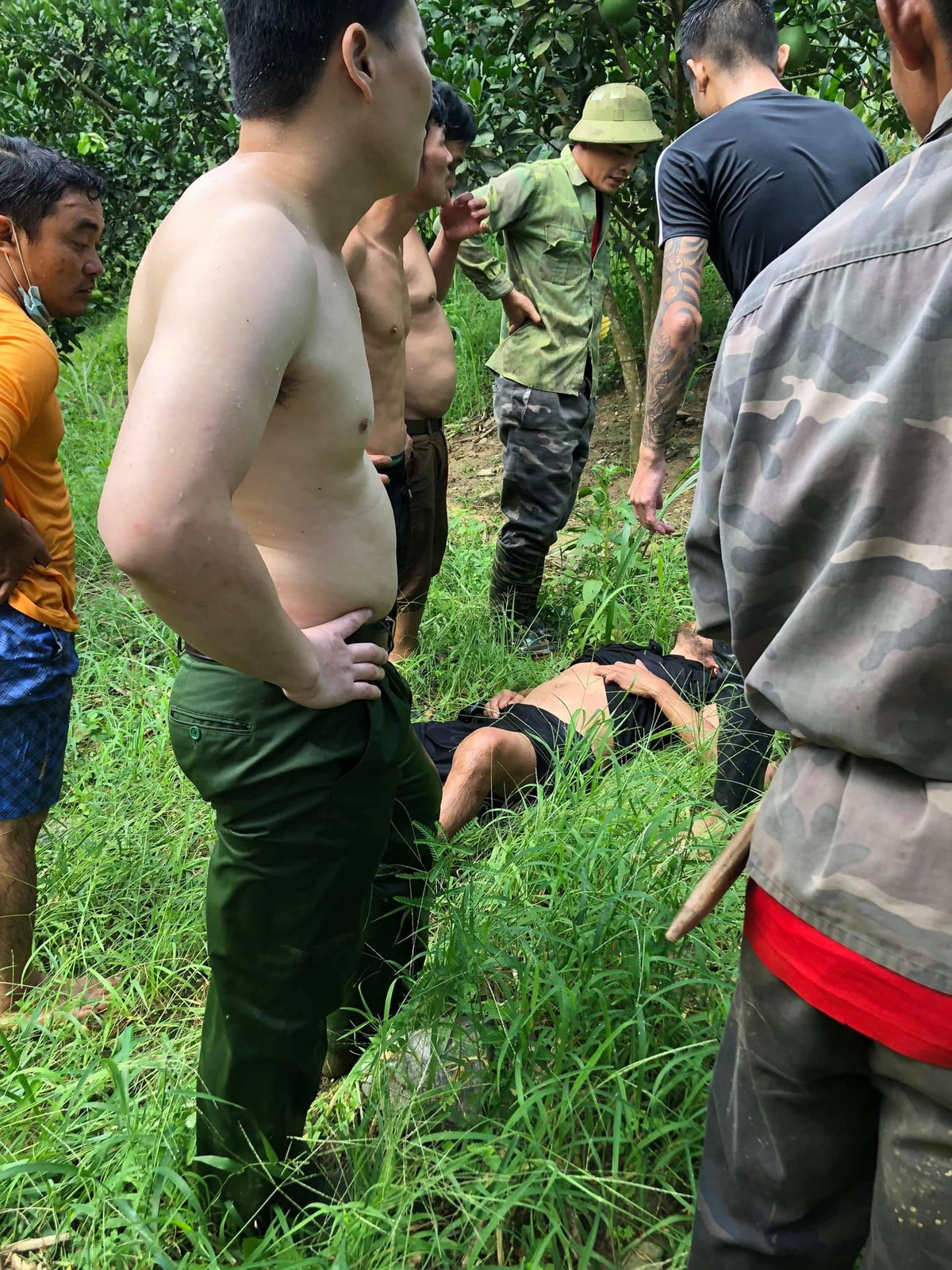 Nạn nhân được xác định là anh Trần Văn Nam, sinh năm 1974, trú tại thôn Đồng Đi, xã Kiến Thiết, huyện Yên Sơn, do bất cẩn đã trượt chân rơi xuống đập tràn và bị dòng nước cuốn trôi. Với sự hỗ trợ của một số người dân, nạn nhân đã dần hồi tỉnh và bày tỏ lòng biết ơn đồng chí Phó trưởng Công an xã. 