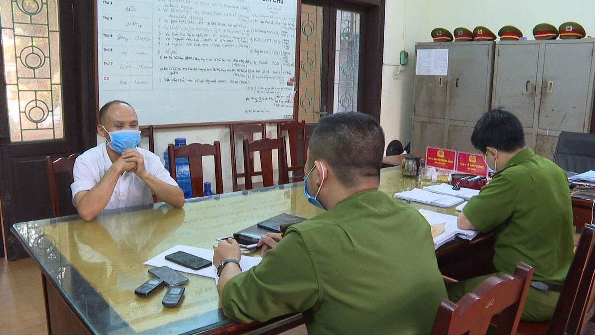 Theo công an địa phương, vụ bắt quả tang gần 40 "nam thanh nữ tú" bay lắc trong quán karaoke xảy ra vào rạng sáng 7/6, cảnh sát kiểm tra đột xuất quán karaoke Trình Cường do vợ chồng Nguyễn Trọng Trình (52 tuổi) 