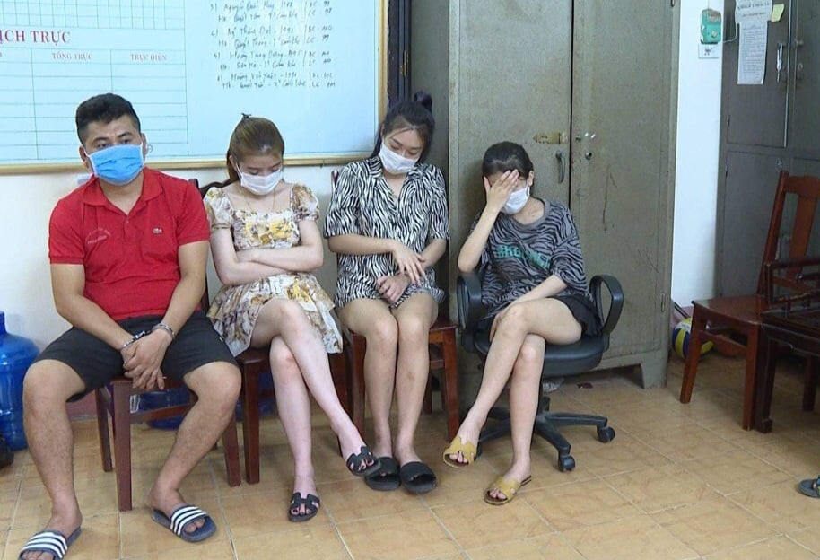 Tại hiện trường, công an thu giữ tang vật liên quan việc sử dụng trái phép chất ma túy. Theo kết quả xét nghiệm tại chỗ, 15 người dương tính với ma túy. Qua đấu tranh, cảnh sát xác định người đứng ra tổ chức bay lắc là Nguyễn Văn Thuận (28 tuổi, quản lý quán karaoke Trình Cường). 