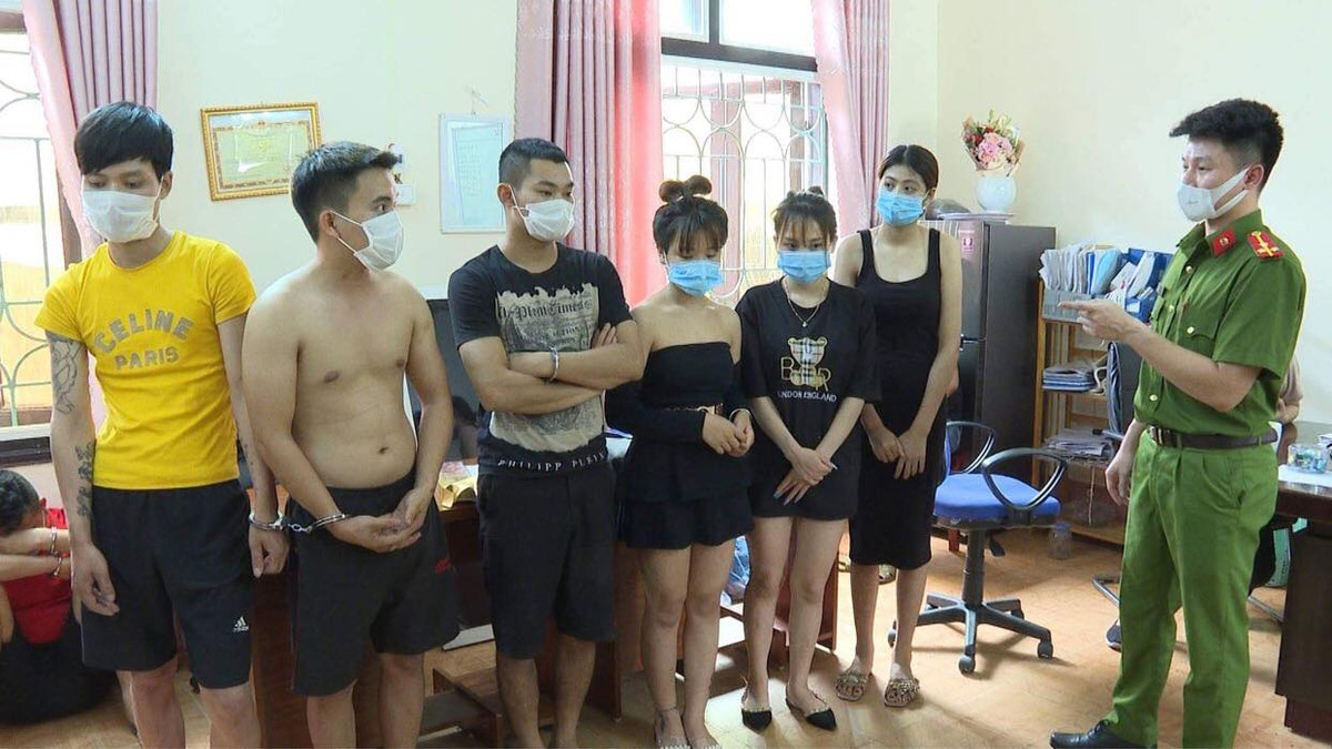 Công an cho biết từ tháng 4, UBND tỉnh Phú Thọ đã yêu cầu dừng hoạt động kinh doanh karaoke để phòng chống dịch Covid-19, tuy nhiên, Trình và vợ vẫn lén lút đón khách. Để tránh bị cơ quan chức năng phát hiện, chủ quán chỉ nhận phục vụ khách quen, bố trí hệ thống cảnh giới xung quanh. 