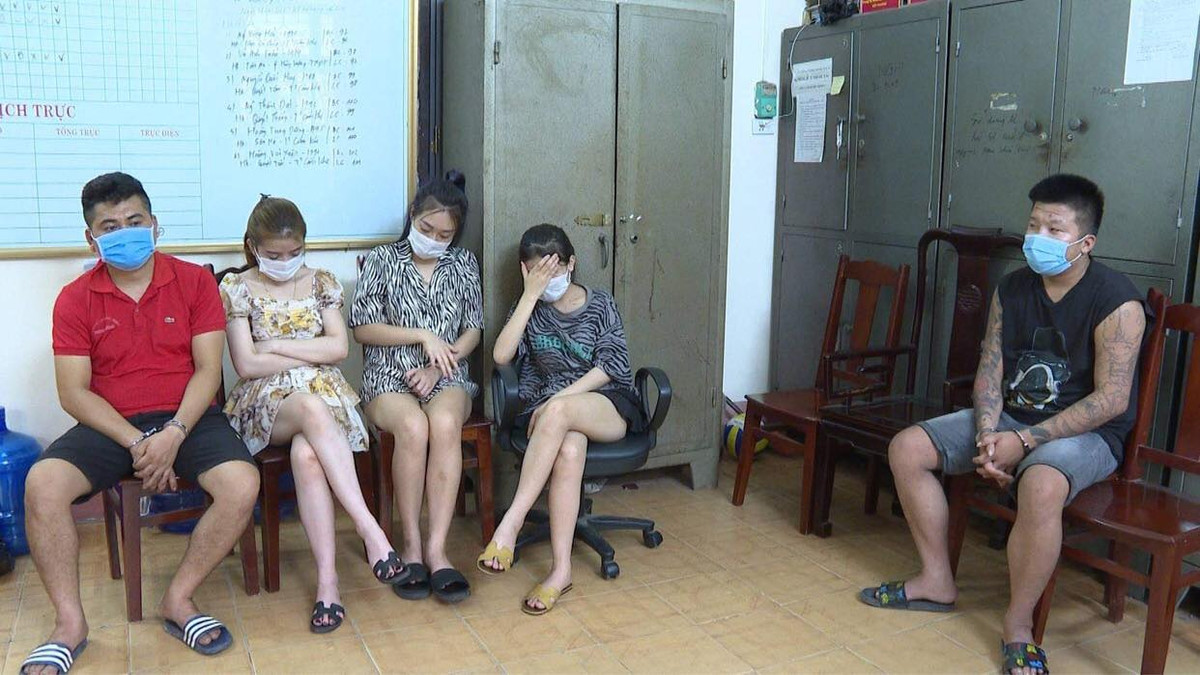 Hiện vụ bắt quả tang gần 40 "nam thanh nữ tú" bay lắc trong quán karaoke đang được cơ quan chức năng điều tra làm rõ. 