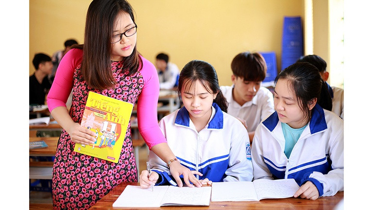 Cô cũng hướng dẫn học sinh tham gia nghiên cứu khoa học đạt giải nhì cấp tỉnh. Năm 2019 - 2020, nữ giáo viên hướng dẫn học sinh làm dự án quốc tế - "SAY NO TO PLASTIC STRAW" đạt top 150 sản phẩm xuất sắc nhất trong cuộc thi dạy học sáng tạo trên nền tảng công nghệ thông tin do Bộ GD&amp;ĐT phối hợp với Tập đoàn Microsoft tổ chức. 