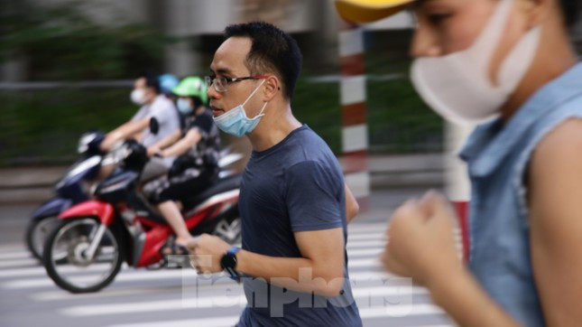 Không chỉ ở lòng đường, khu vực vỉa hè xung quanh hồ cũng rất đông người dân đi bộ.