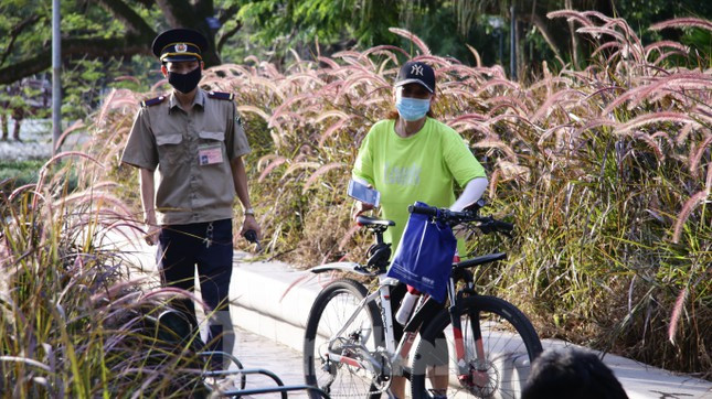 Khi bị lực lượng chức năng nhắc nhở, người dân lại đi xuống lòng đường. 