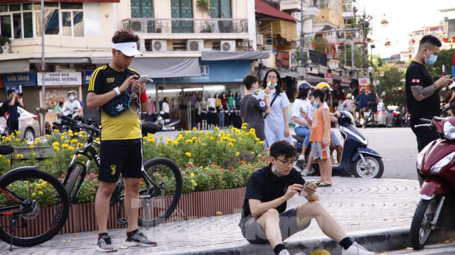 Hình ảnh những người đi bộ, tập thể dục buổi chiều ngồi nghỉ trước đài phun nước quanh hồ. Khẩu trang hời hợt, không đủ giãn cách an toàn. 