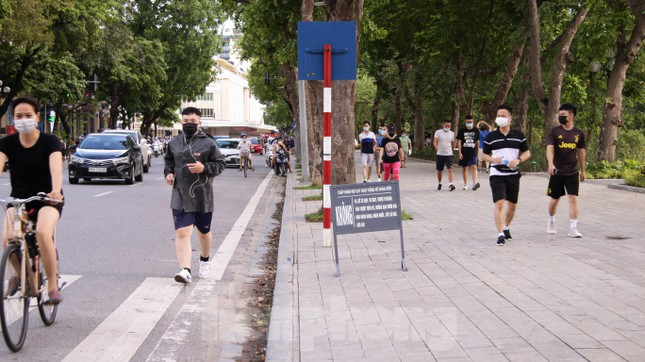 Một số thanh niên "nghiện" vận động đã tìm cách "lách luật" bất chấp các quy định cấm hoạt động thể dục thể thao, tụ tập đông người ở Hà Nội. 