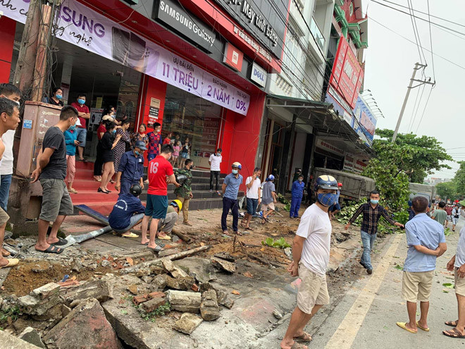 Trước đó, trưa 8/6, xe đầu kéo do anh Vương Văn Pháp điều khiển trên quốc lộ 2, khi đến thị trấn Việt Quang (huyện Bắc Quang, Hà Giang), vì cố tránh 2 người sang đường đột ngột nên bị lao lên vỉa hè. Sau đó ô tô cán lên 13 xe máy cùng một số hàng hóa. Chiếc xe chỉ dừng lại khi tông trúng vào cột điện ven đường. Vụ việc cũng không có người thương vong.