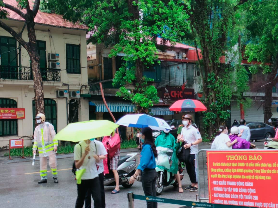 Thí sinh Hà Nội đội mưa đến điểm thi tuyển sinh lớp 10 - Hình 5 Thi sinh Ha Noi doi mua den diem thi tuyen sinh lop 10-Hinh-5