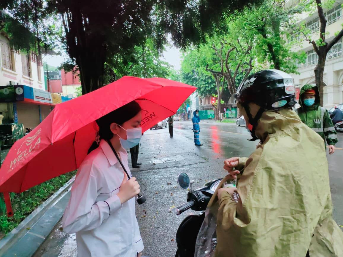 Thí sinh Hà Nội đội mưa đến điểm thi tuyển sinh lớp 10 - Hình 3 Thi sinh Ha Noi doi mua den diem thi tuyen sinh lop 10-Hinh-3