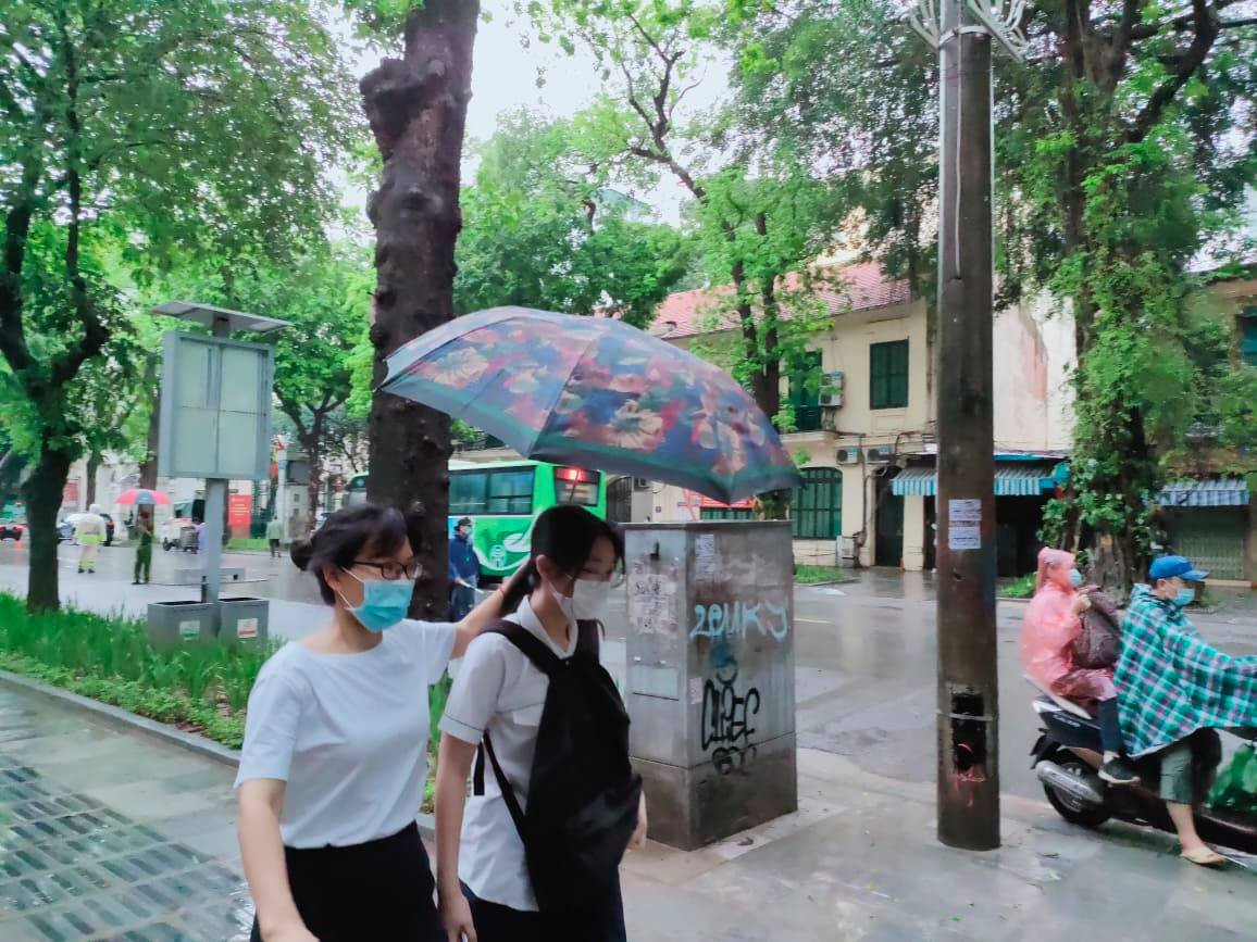 Thí sinh Hà Nội đội mưa đến điểm thi tuyển sinh lớp 10 - Hình 6 Thi sinh Ha Noi doi mua den diem thi tuyen sinh lop 10-Hinh-6