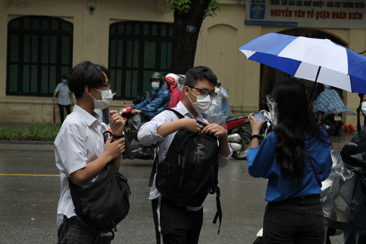 Thí sinh Hà Nội đội mưa đến điểm thi tuyển sinh lớp 10 - Hình 4 Thi sinh Ha Noi doi mua den diem thi tuyen sinh lop 10-Hinh-4
