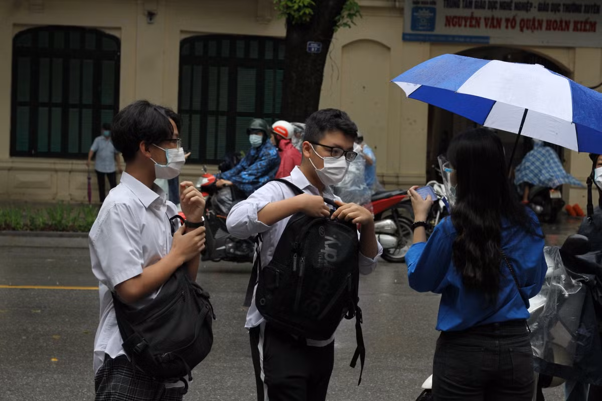 Thi sinh Ha Noi doi mua den diem thi tuyen sinh lop 10-Hinh-4