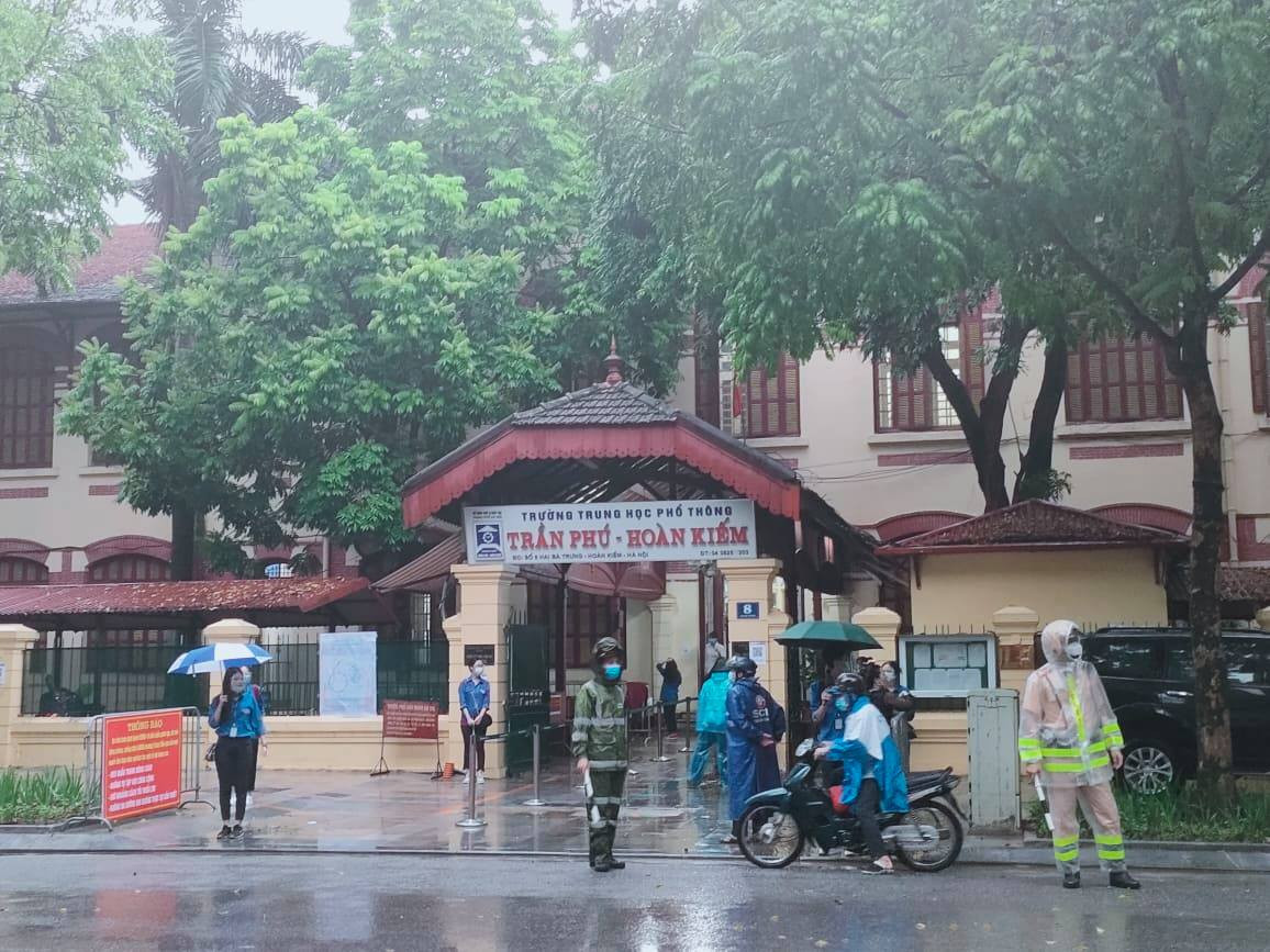Thi sinh Ha Noi doi mua den diem thi tuyen sinh lop 10-Hinh-2