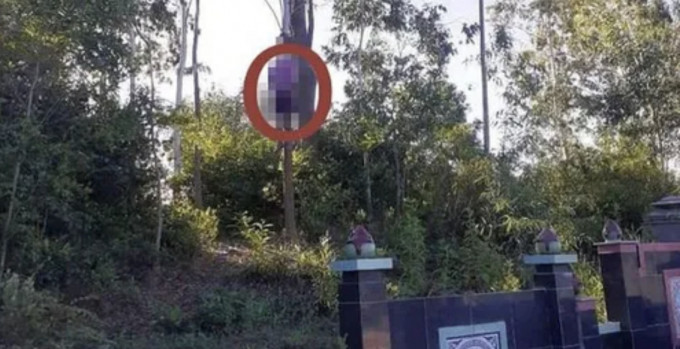  2 người tử vong trong tư thế treo cổ: Ngày 18/6, Công an huyện Đại Lộc, tỉnh Quảng Nam cho biết, trên địa bàn huyện vừa phát hiện 2 người đàn ông tử vong trong tư thế treo cổ. Theo đó, anh V.V.N (SN 1980; quê ở huyện Đại Lộc) chết trong tư thế treo cổ ở nghĩa trang Dạt Bằng (xã Đại Tân, huyện Đại Lộc) và anh P.T.A, (SN 1981; ngụ xã Đại Đồng, huyện Đại Lộc) tư thế treo cổ tại một ngôi nhà bỏ hoang, bên cạnh là một chiếc xe máy.