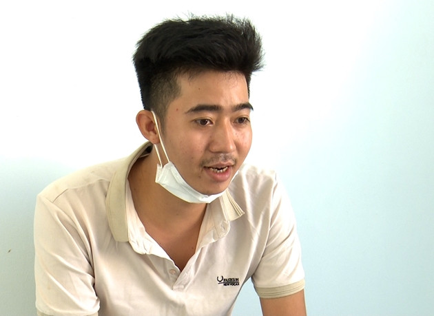  Chém hàng xóm do mâu thuẫn: Gia đình Bùi Đức Thuận (SN 1991, trú xã Tấn Mỹ, huyện Chợ Mới, tỉnh An Giang) là hàng xóm của gia đình ông Nguyễn Văn Mỹ SN 1968 (ông Mỹ là cha của Nguyễn Phát Chấn) đang kéo dây điện ngang nóc nhà của ông Mỹ thì hai bên xảy ra mâu thuẫn cự cãi. Tức giận vì điều này, Chấn đã dùng dao mang theo chém nhiều nhát vào người Thuận gây thương tích là 20%. Ngày 18/6, Công an huyện Chợ Mới đã khởi tố, bắt tạm giam Chấn. 