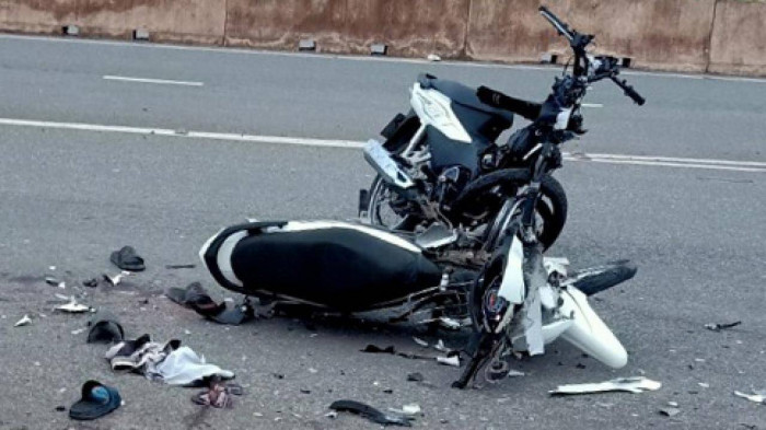  Truy tìm tài xế xe Mercedes - Benz gây tai nạn rồi bỏ chạy: Ngày 18/6, tại phường Quang Hanh (Cẩm Phả, Quảng Ninh) xe ô tô con Mercedes - Benz màu đen loại 5 chỗ (chưa rõ biển số, người điều khiển) đã đâm vào phần đuôi xe mô tô do chị Nguyễn Thị Vân A. (SN 1977, trú Cẩm Phả, Quảng Ninh) điều khiển đang sang đường. Sau khi xảy ra tai nạn, xe ô tô con Mercedes - Benz không dừng lại và tiếp tục di chuyển theo hướng Cẩm Phả - Hạ Long. Cú va quệt trên khiến chị Vân A. bị thương; xe mô tô bị hỏng. Hiện Công an đang truy tìm xe ô tô, danh tính tài xế... để xử lý theo quy định pháp luật. 