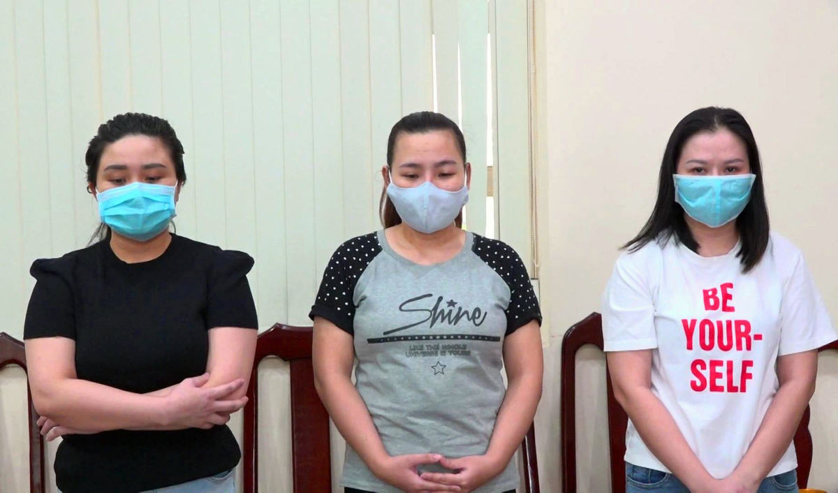  Mở văn phòng công chứng giả, chiếm đoạt hàng tỷ đồng của người mua đất: Ngày 18/6, Công an tỉnh Đồng Nai cho biết đã triệt phá một đường dây làm giả giấy chứng nhận quyền sử dụng đất, giả giấy chứng minh nhân dân, sổ hộ khẩu và mở văn phòng công chứng giả rất tinh vi. Để có tiền tiêu xài và trả nợ, các đối tượng đã bàn bạc với nhau làm giả giấy chứng nhận quyền sử dụng đất và tìm "con mồi" để bán lấy tiền chia nhau.