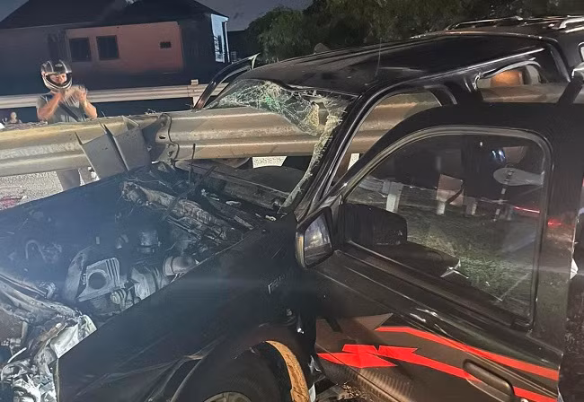 Nghe An: Xe ban tai mat lai, dam vao dai ton ho lan ben duong