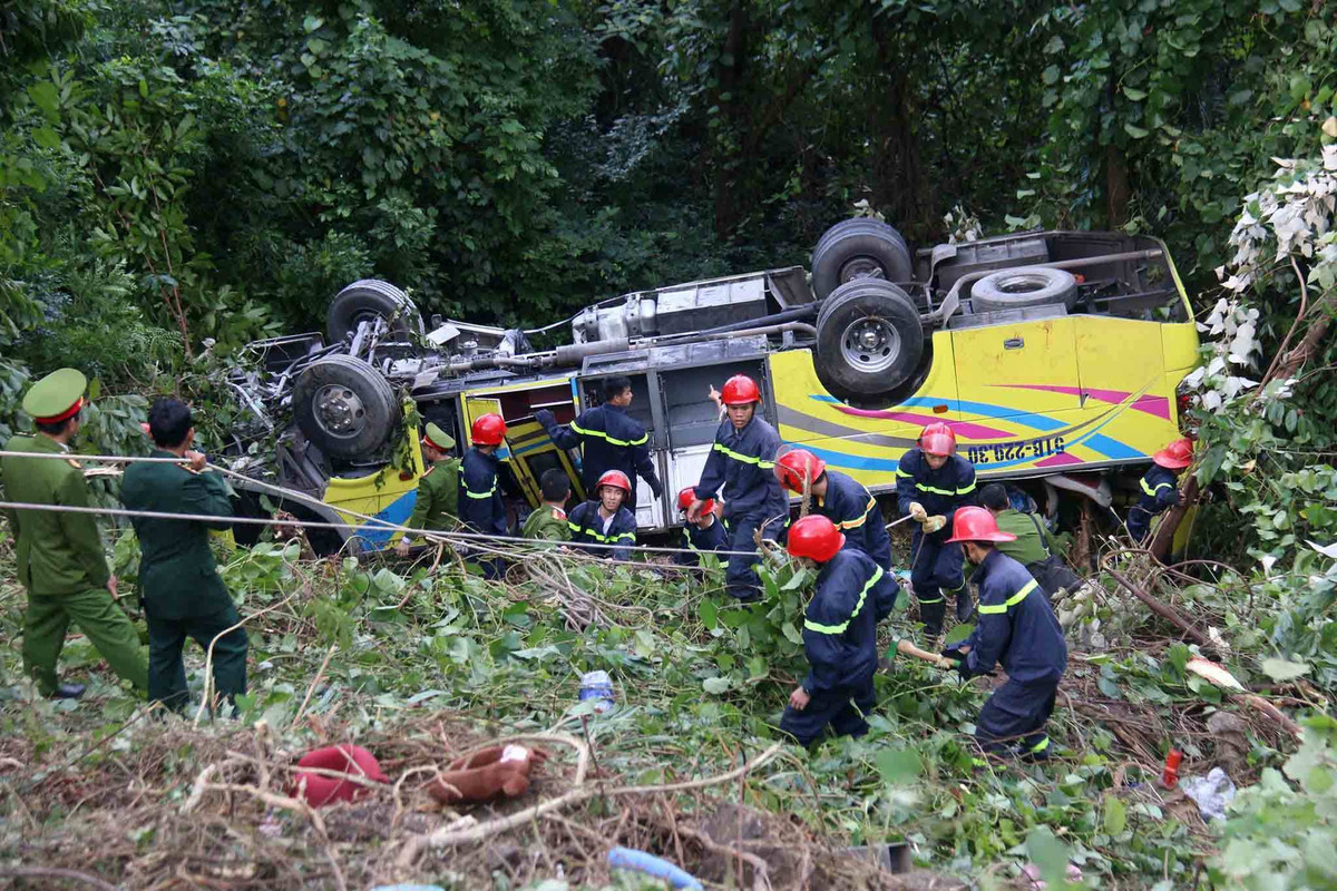 Hiện trường vụ tai nạn xe khách lật ngửa dưới vực ở đèo Hải Vân tuần qua.