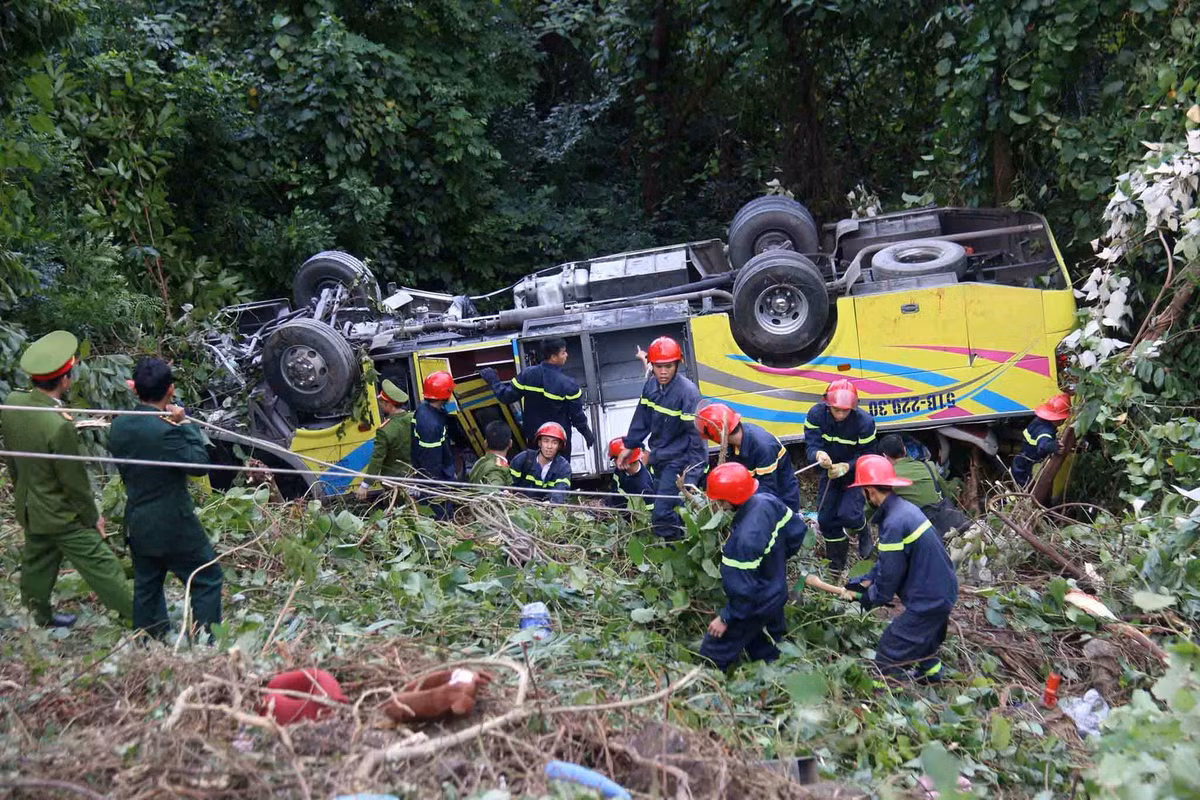 Hiện trường vụ tai nạn xe khách lật ngửa dưới vực ở đèo Hải Vân tuần qua.